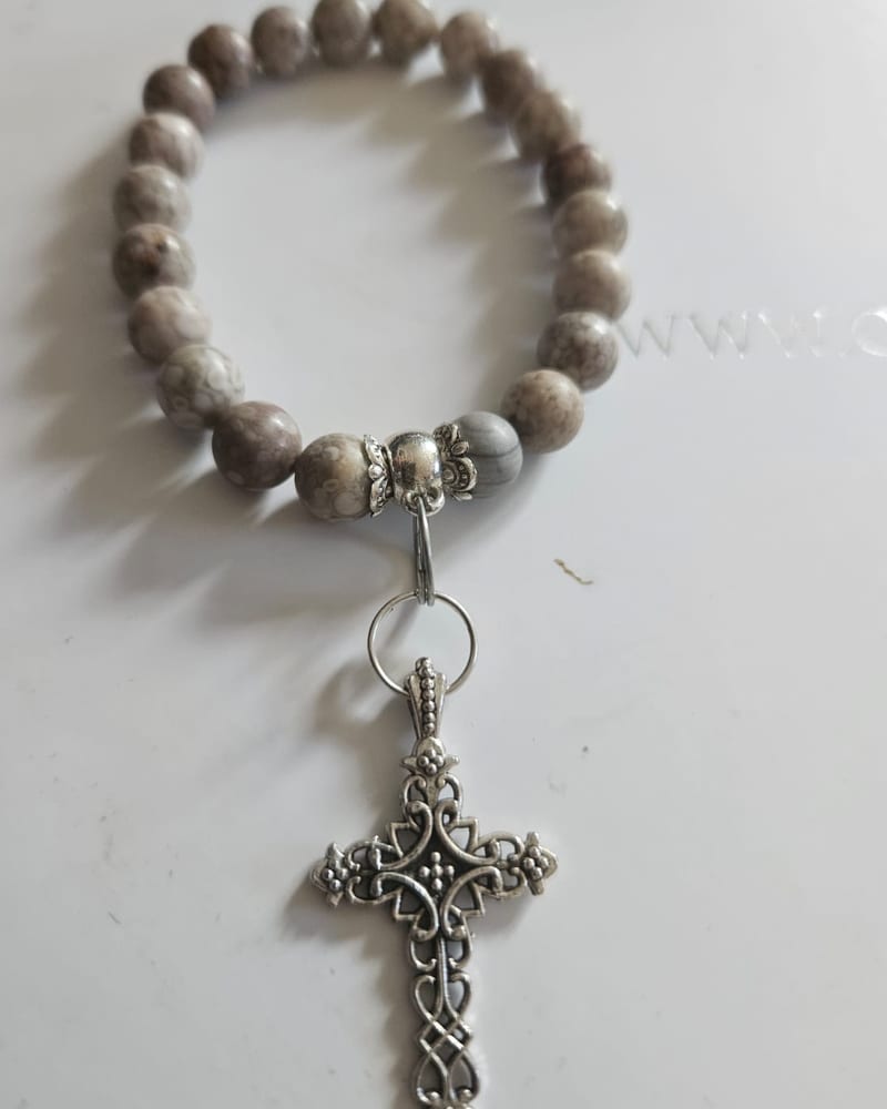 Beige maifanit med silverfärgat kors